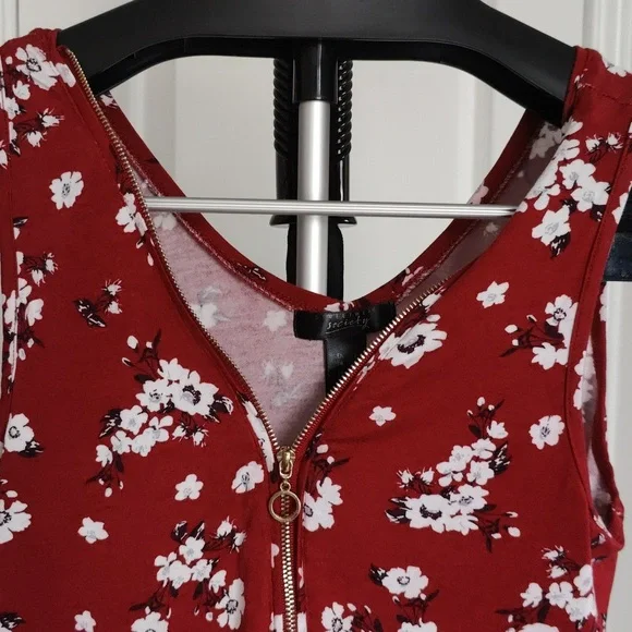 Red tanktop - Picture 6 of 11